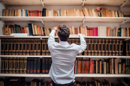 Парень купил потрепанную книгу и раскрыл чужую семейную тайну