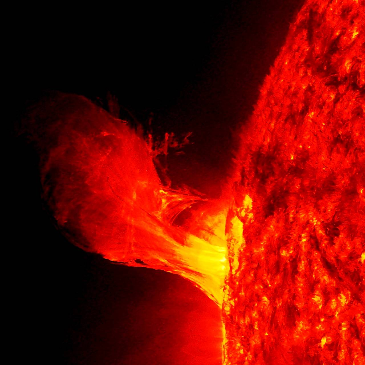 На Солнце внезапно завершился один из сильнейших всплесков активности