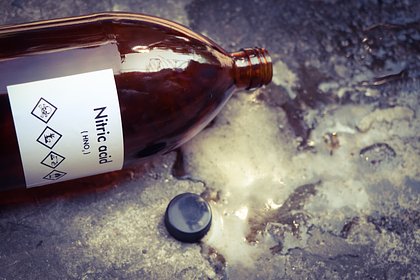 Россияне перевернули на себя бутыль с кислотой