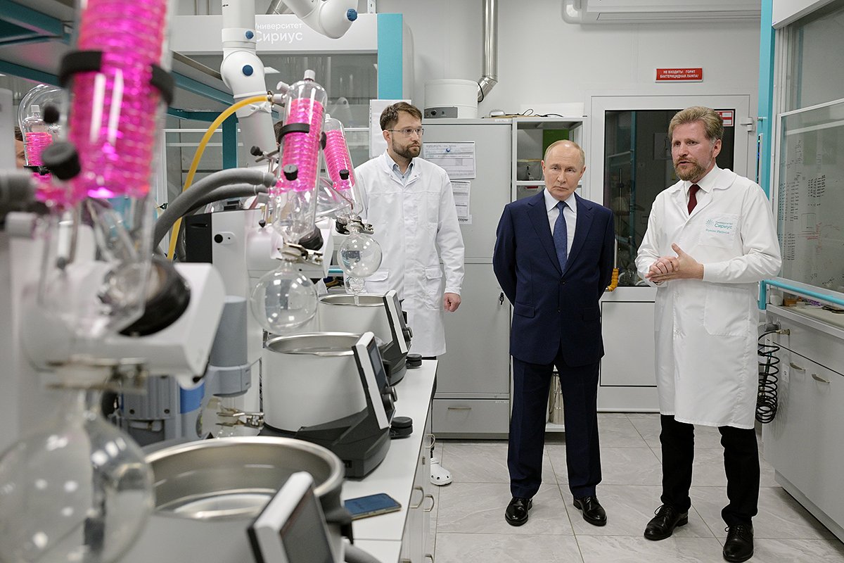 Президент России Владимир Путин посещает лабораторный комплекс научно-технологического университета «Сириус»