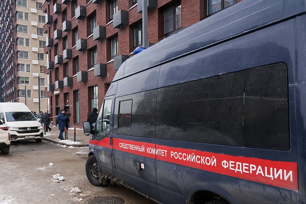 Автомобиль Следственного комитета России у дома, где было совершено покушение на Владимира Алексеева