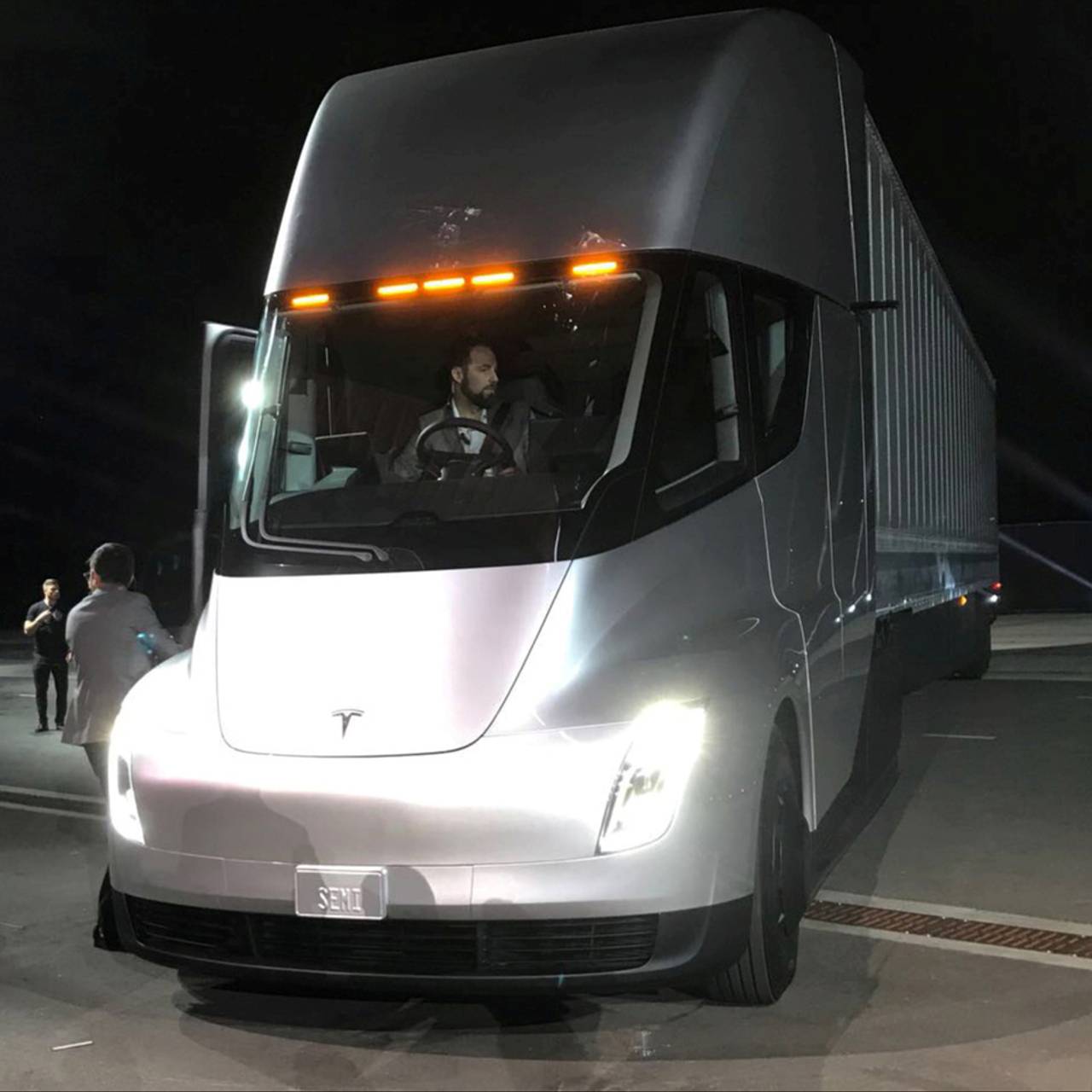 Маск анонсировал крупносерийное производство электромобилей-грузовиков