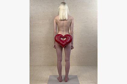 Россиянам предложили к покупке шорты с дырой на ягодицах за 45 тысяч рублей