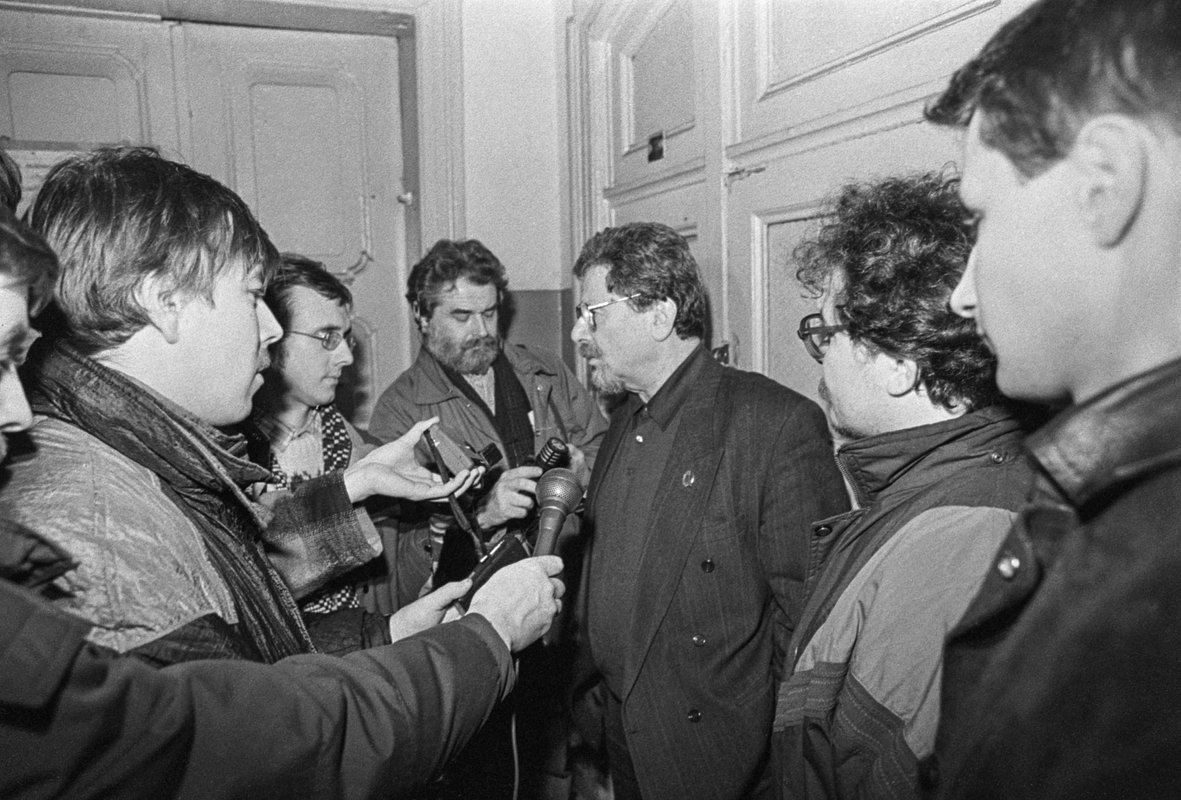 Адвокат Генрих Падва (в центре)