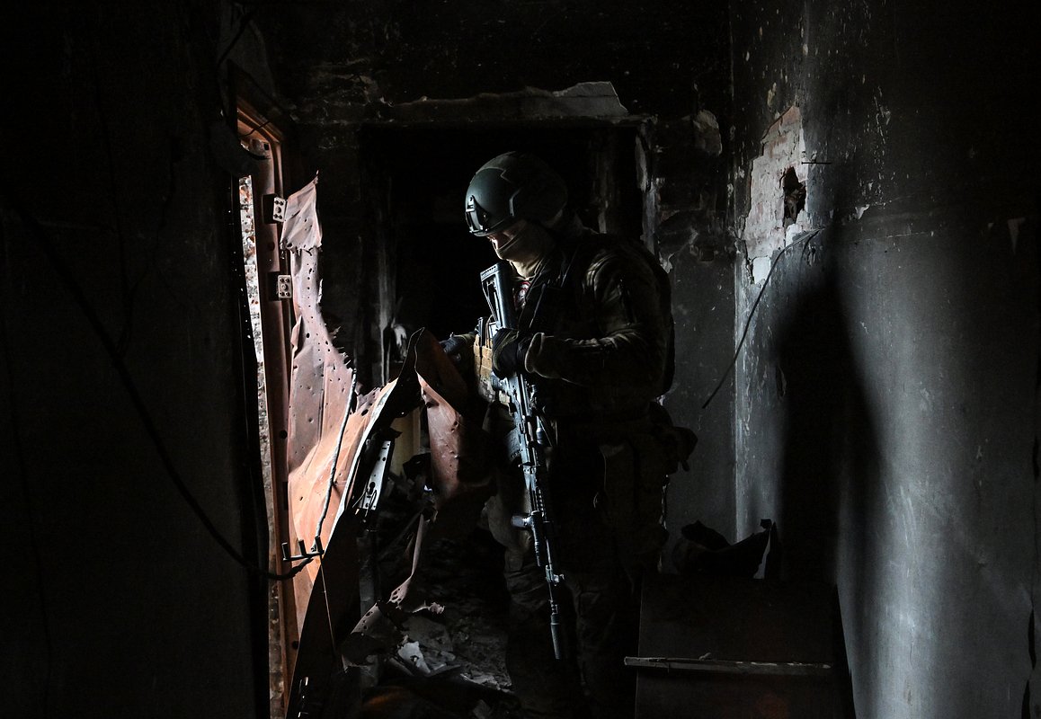 Боец ЧВК «Вагнер» продвигается по разрушенному дому в Артемовске