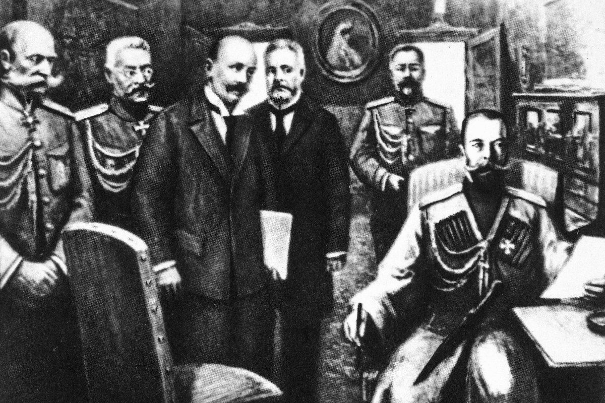 Василий Шульгин (третий слева), Александр Гучков (третий справа), Николай II (справа) и другие участники отречения императора на картине советского художника Владимира Пчелина 