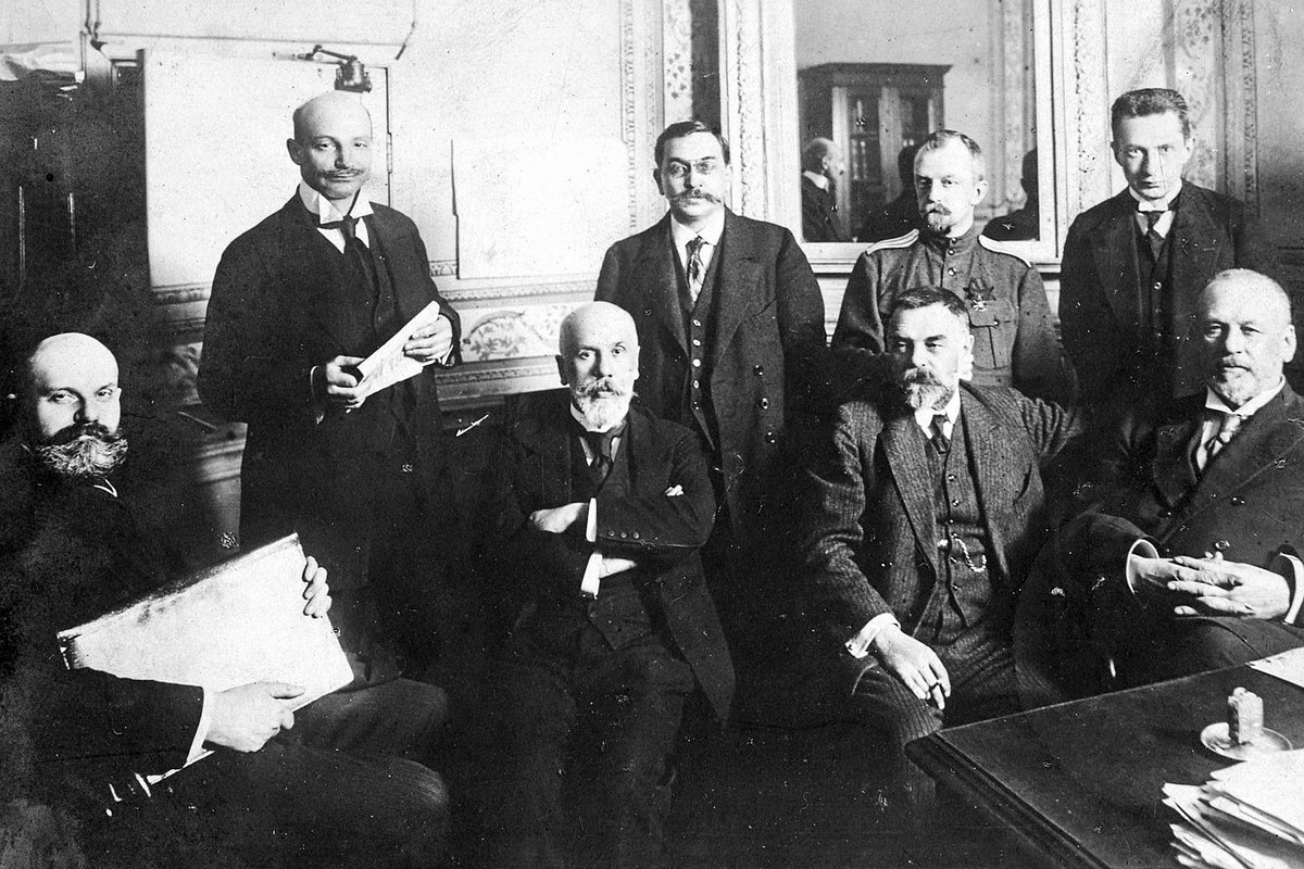 Василий Шульгин (второй слева), Александр Керенский (второй справа) и Михаил Родзянко (справа) в составе исполнительного комитета четвертой Государственной думы, март 1917 года 