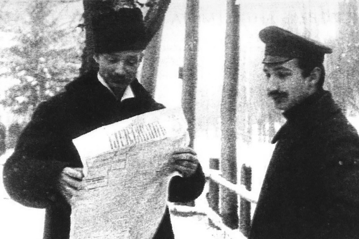 Василий Шульгин в дни Февральской революции с газетой «Киевлянин», 1917 год