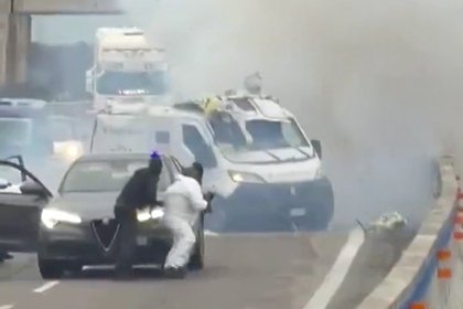 Неизвестные перекрыли движение с помощью горящих машин и ограбили автомобиль инкассаторов