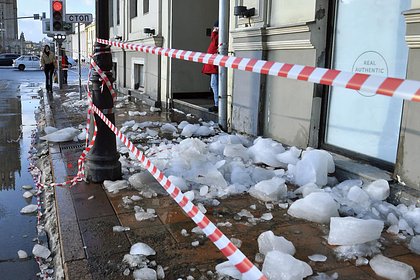 В российском городе на прохожих едва не упала глыба льда