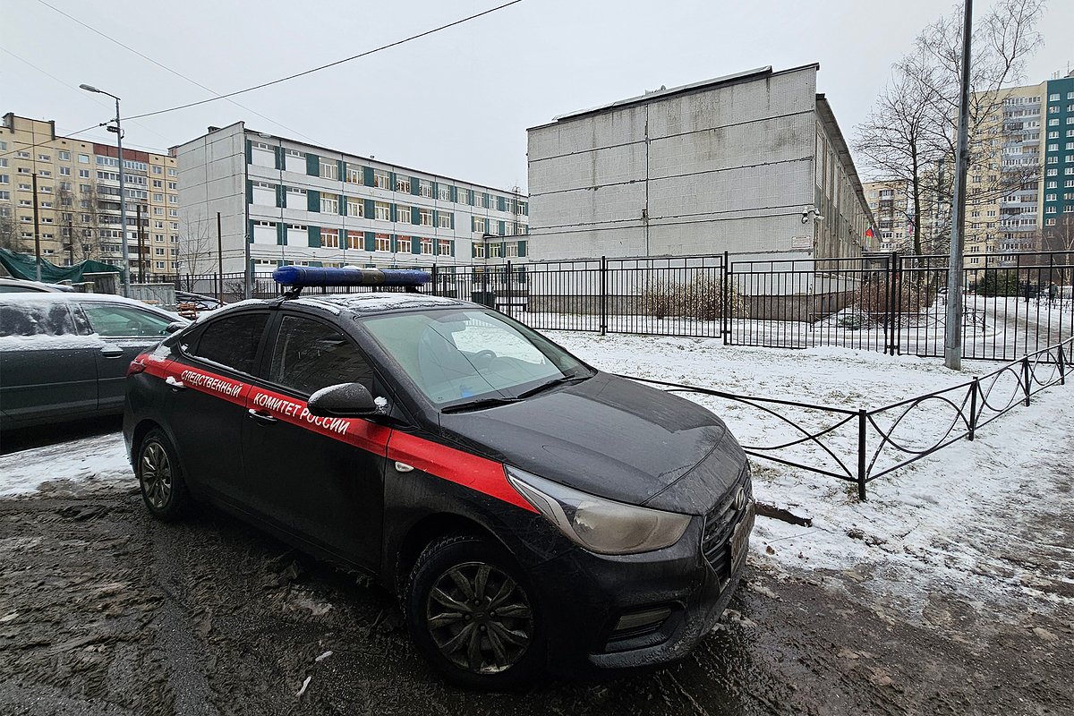 Автомобиль СКР у здания средней школы № 191 в Санкт-Петербурге, где ученик девятого класса ранил ножом учительницу