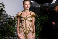 «Совершенно безумно» Голое платье, чулки и бриллианты. Весь мир обсуждает тур Марго Робби и ее вызывающие образы. Чем они удивляют?