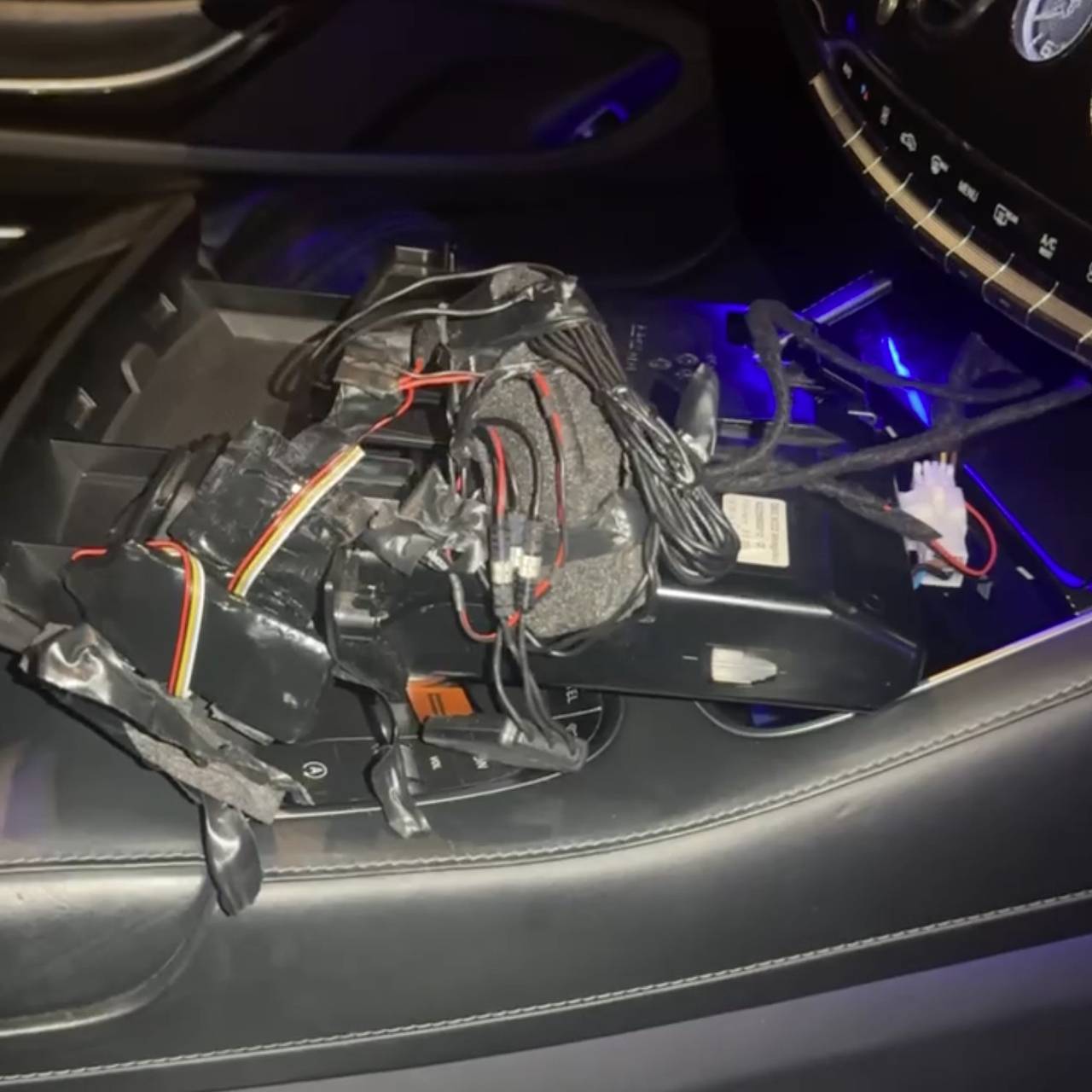 В Латвии защищавший русский язык депутат нашел у себя прослушку