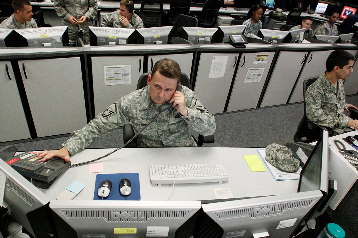 Центр сетевых операций и безопасности Космического командования ВВС на базе Петерсон в Колорадо-Спрингс, штат Колорадо, США, 20 июля 2010 года