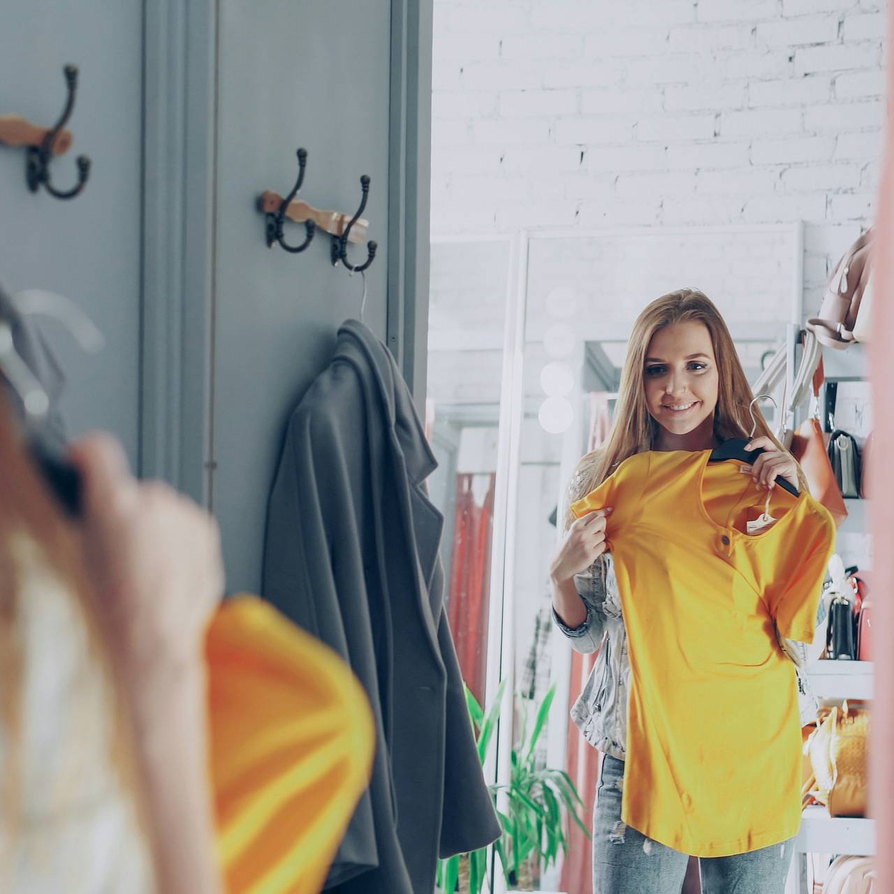 Россиян предупредили об опасных инфекциях при примерке одежды