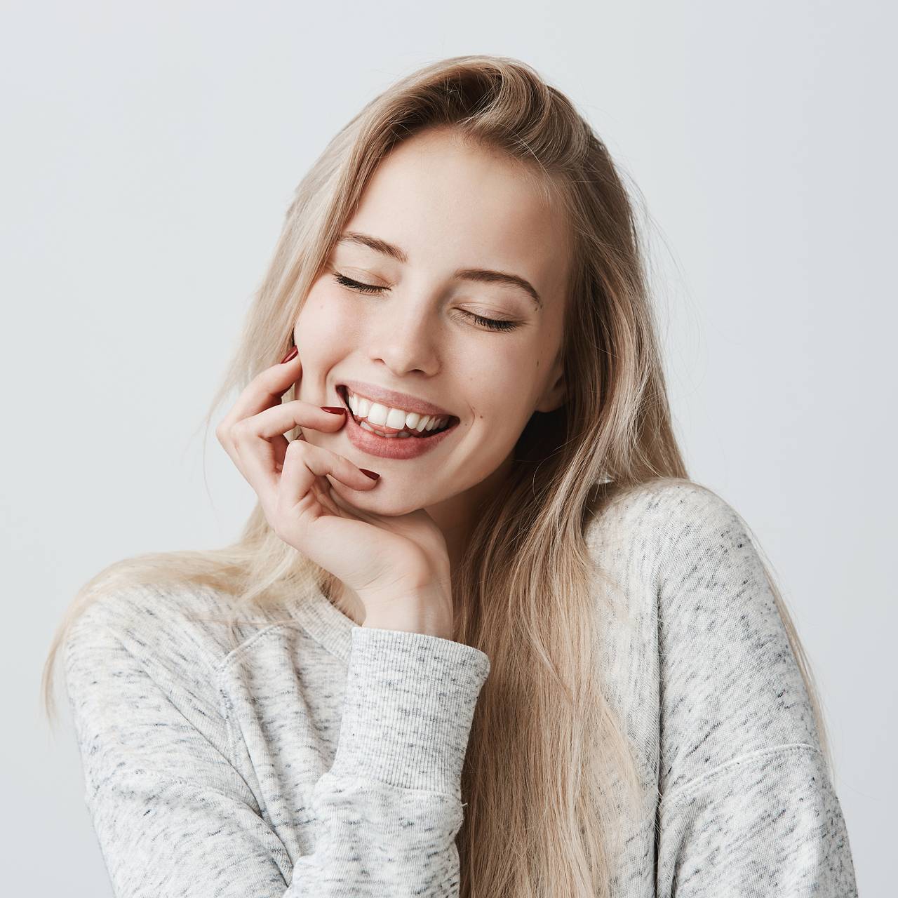 Стоматолог обозначил причины потери белизны зубов