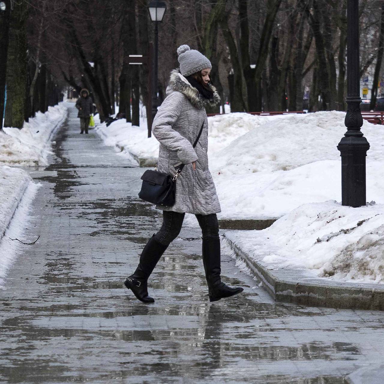 Москвичей предупредили о снеге с дождем и гололедице