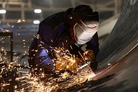 «Богатая семья сегодня — это сварщик с супругой-швеей» Зарплаты рабочих превышают полмиллиона рублей. Почему они так растут?