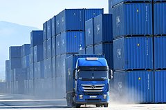 Грузовой автомобиль на территории транспортно-логистического центра в Приморском крае