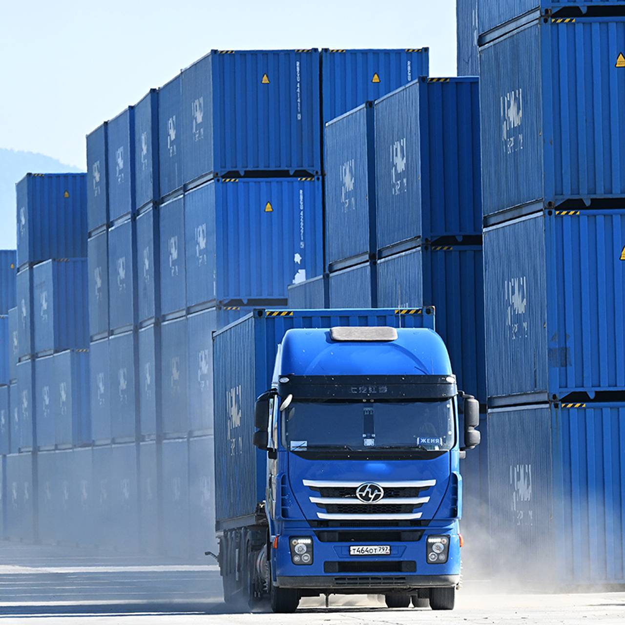 Доставка товаров из Китая сильно замедлилась и подорожала. Почему грузы идут в обход Казахстана и к чему готовиться россиянам?