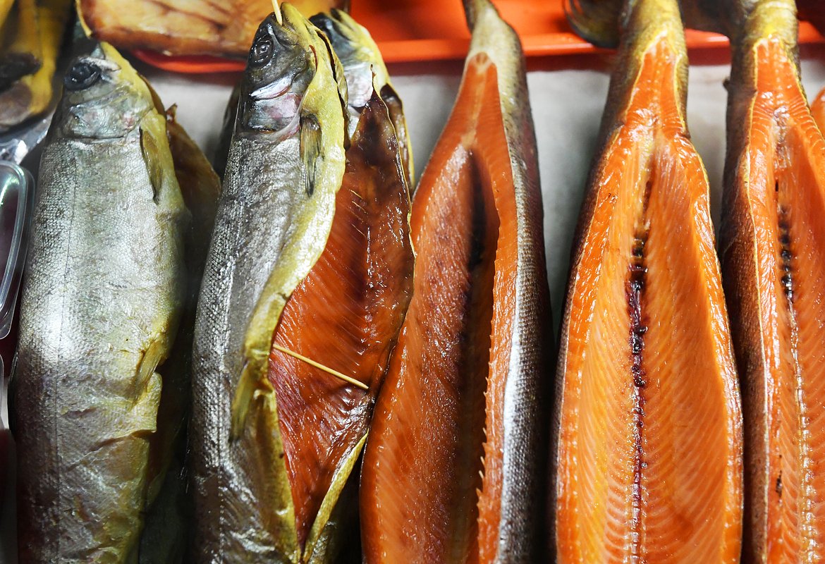 Копченая рыба из хозяйства «Саянская форель» на ежегодной продовольственной ярмарке в Красноярске