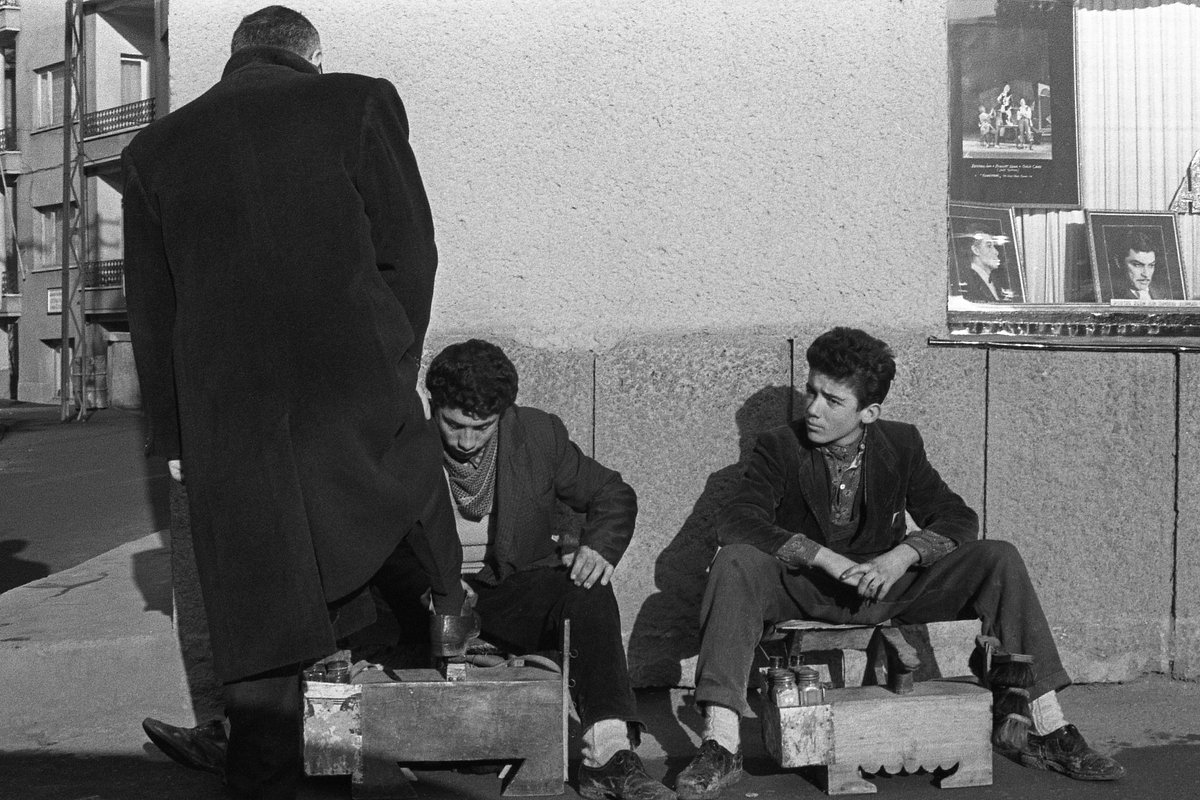 Чистильщики обуви на одной из улиц Одессы