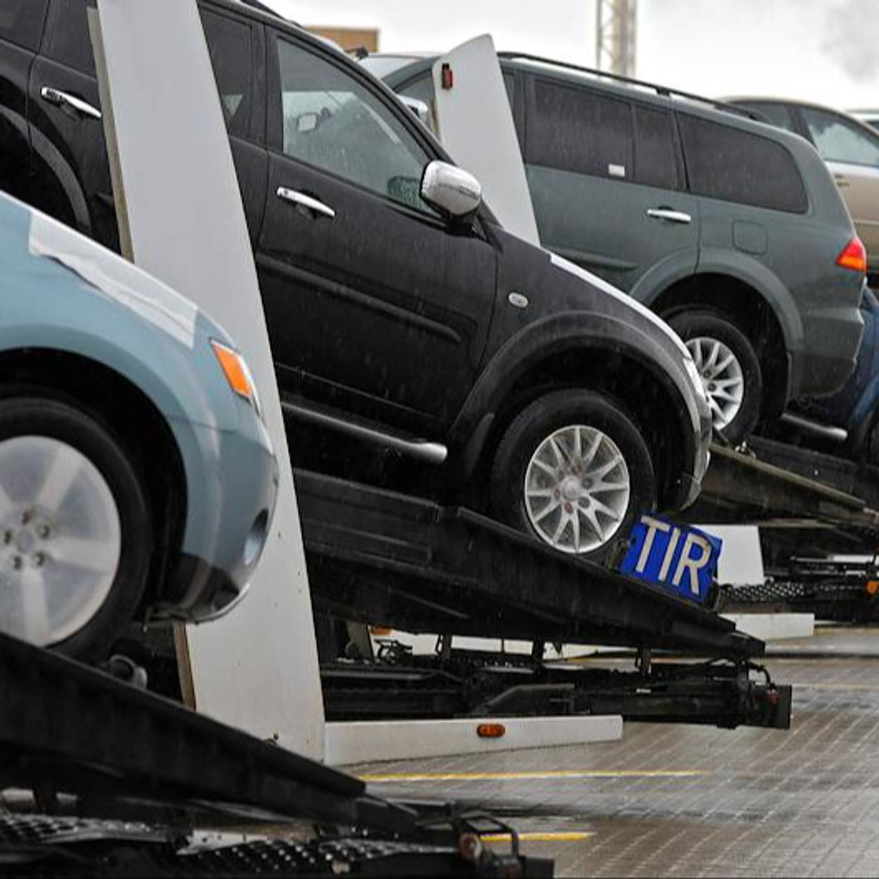 В России опять меняют утильсбор. Что это означает и подорожают ли машины снова?