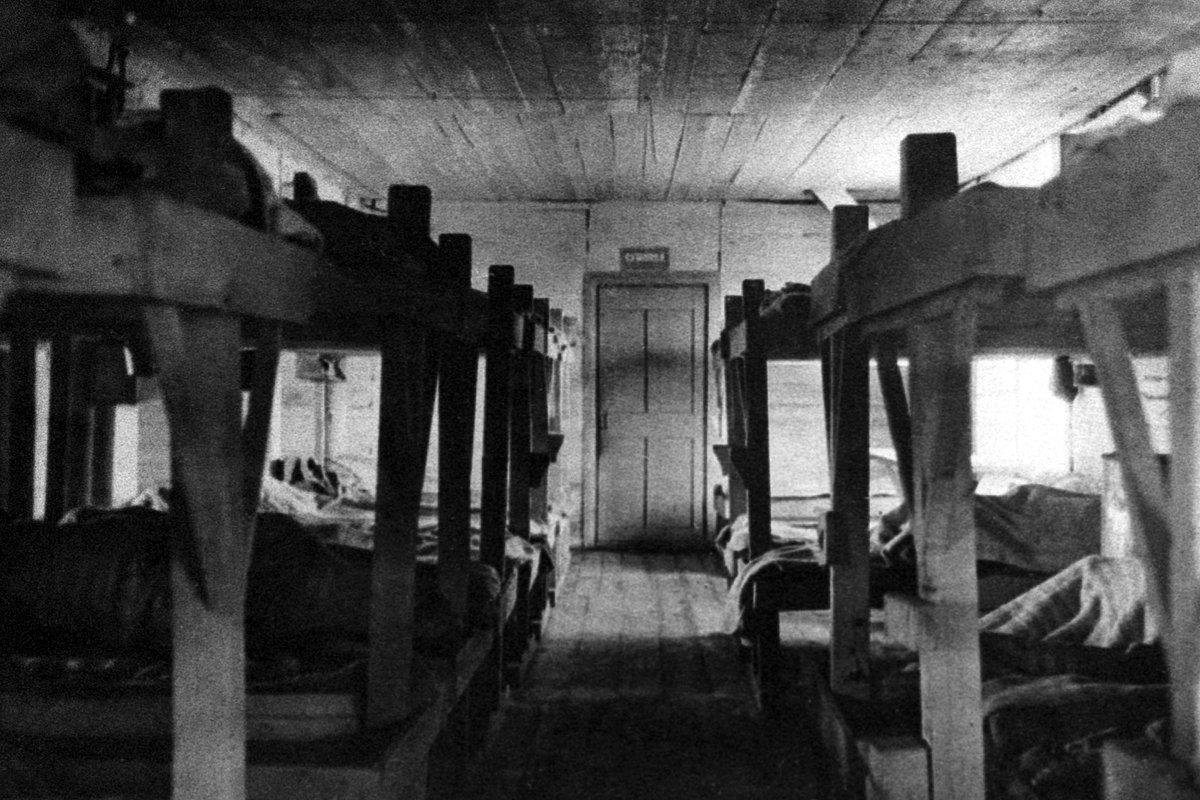 Внутренний вид жилого барака исправительно-трудового лагеря