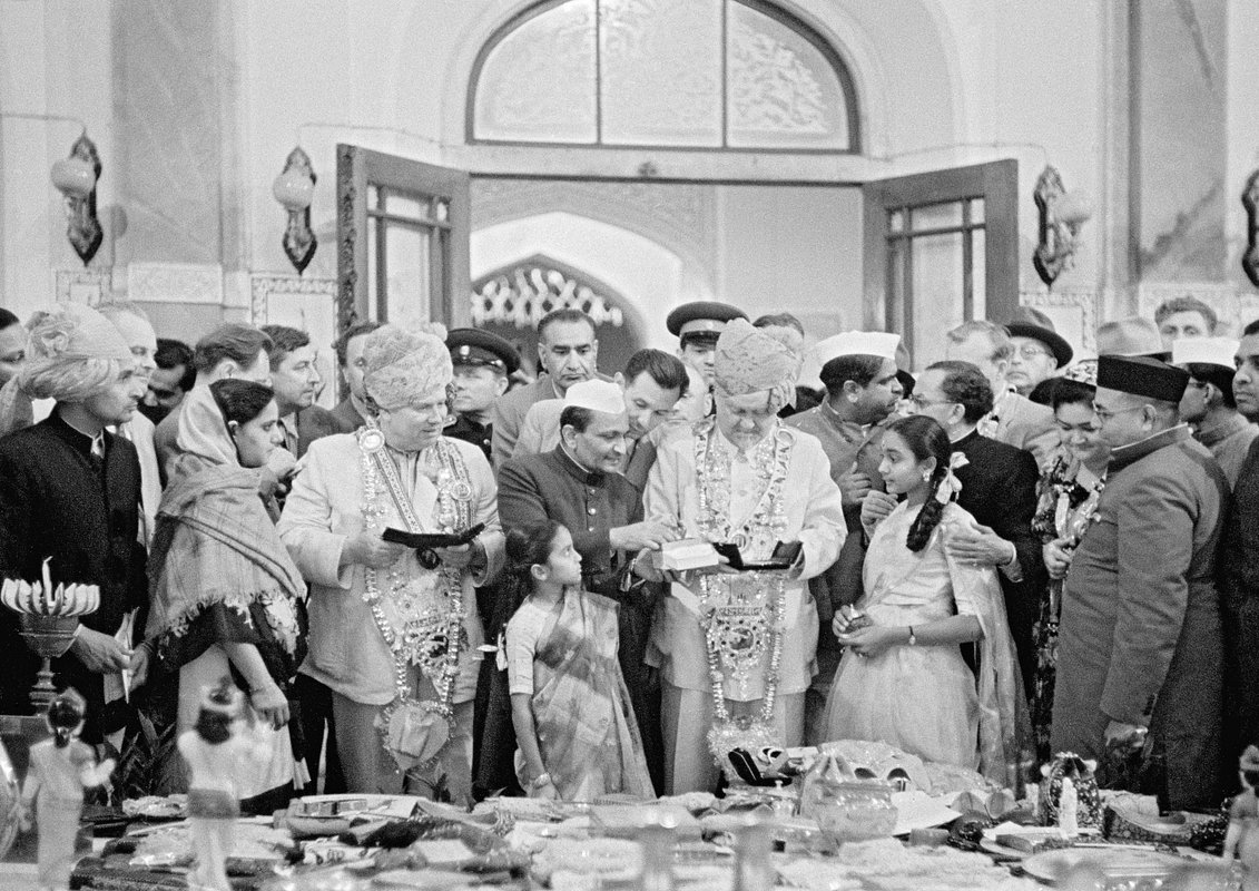 Никита Хрущев (третий слева) во время визита в Индию