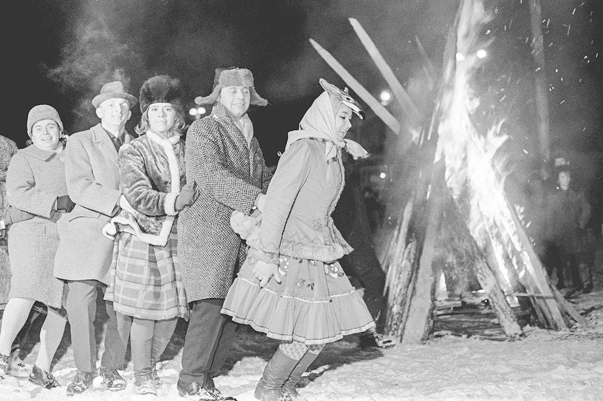 Участники фестиваля «Русская зима» танцуют летку-енку