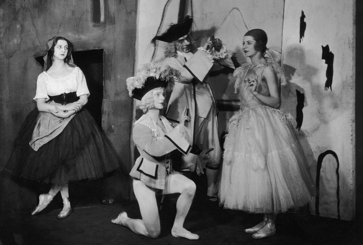 1924 год: «Русские балеты» исполняют «Пульчинеллу» в Монте-Карло под управлением Дягилева. Музыка Игоря Стравинского, хореография Леонида Массина и декорации Пабло Пикассо