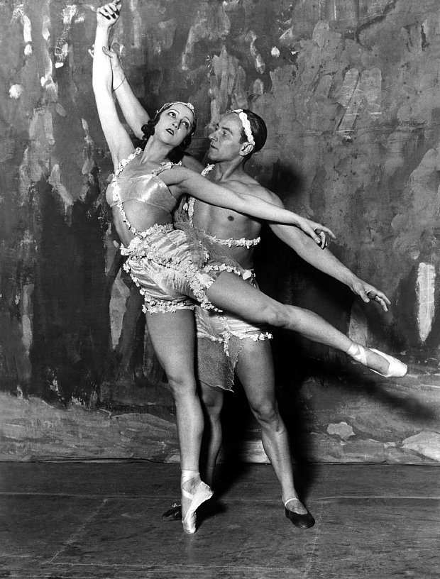 Александра Данилова и Леон Войзиковский в балете «Боги просят милостыню» в исполнении «Русских балетов» Сергея Дягилева, 1928 год