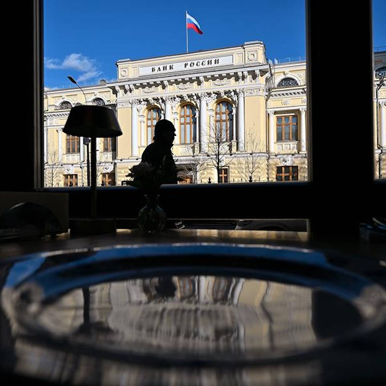 Банк России неожиданно снизил ключевую ставку. Почему регулятор проигнорировал рост инфляции?