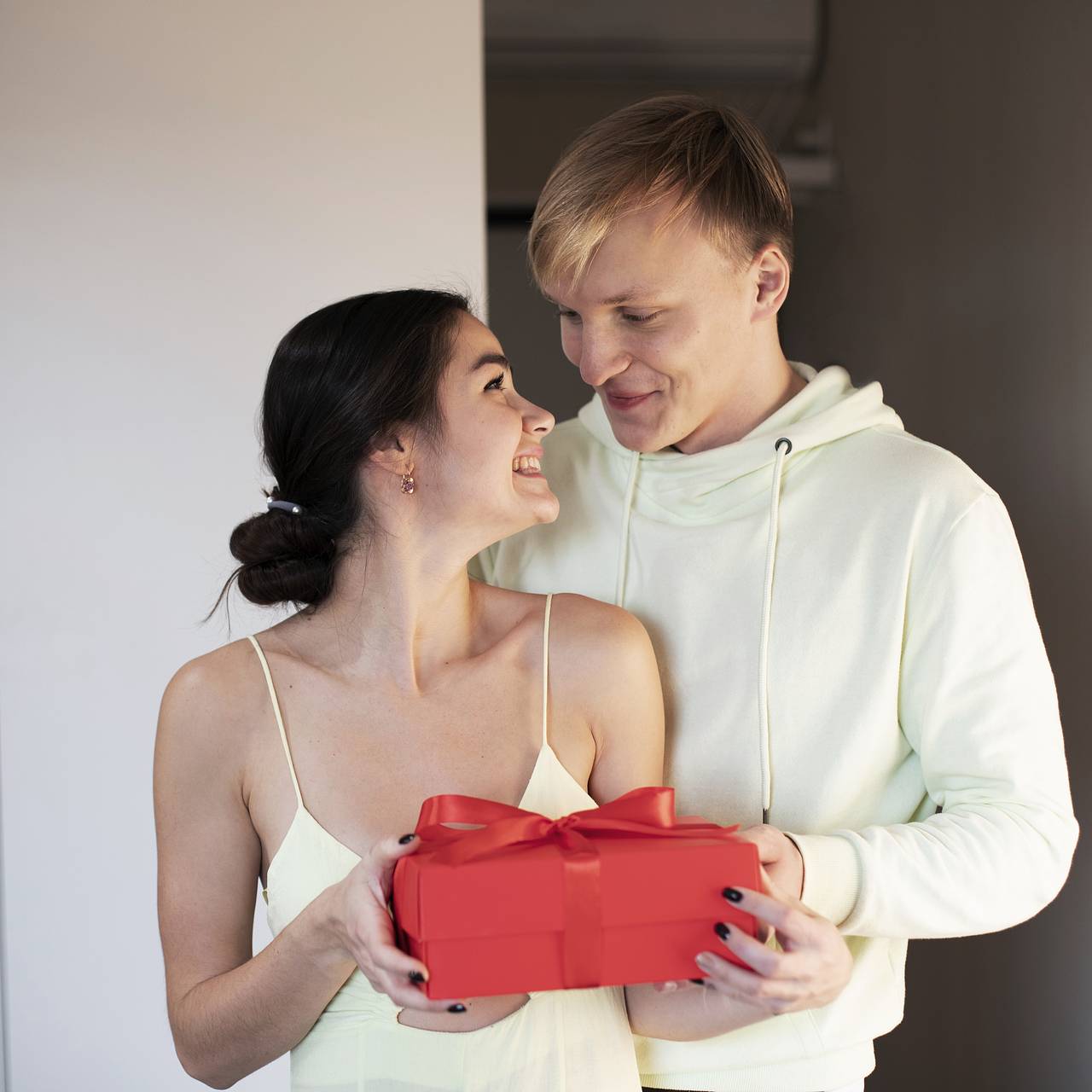 Россияне назвали подарки способом загладить вину при ссоре