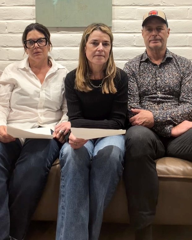 Телеведущая Саванна Гатри (посередине) с братом и сестрой обратились к предполагаемым похитителям матери