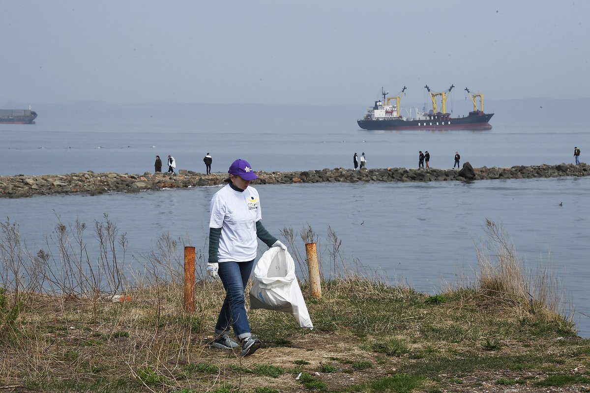 8670797 27.04.2024 Сотрудница Центра спортивной подготовки Приморского края очищает от мусора берег и маяк Токаревской кошки в рамках всероссийской экологической акции 