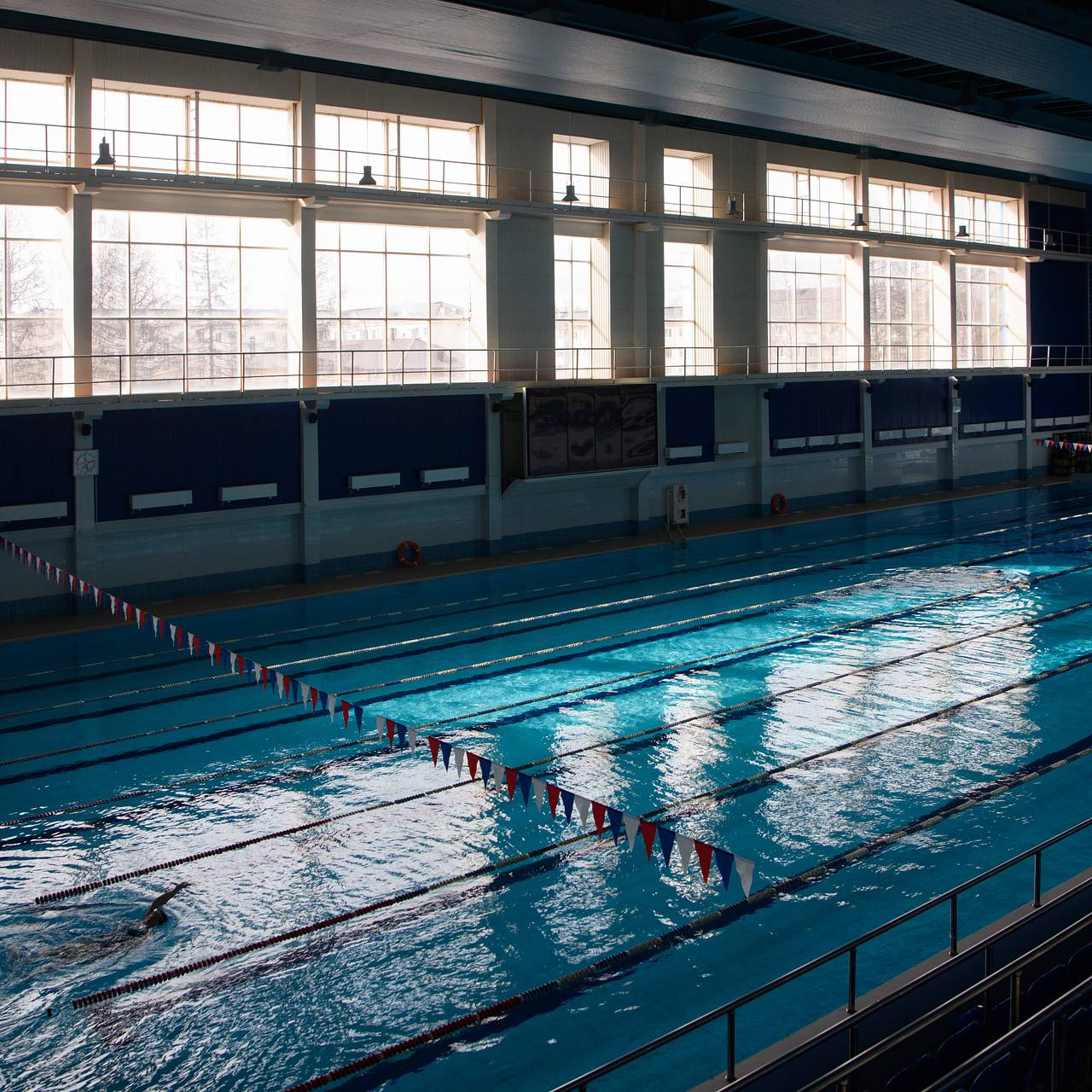 В российском городе на детей едва не рухнула крыша бассейна