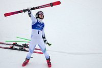 Россия без медалей, Бразилия с золотом в горных лыжах, а в олимпийской деревне кончились презервативы. Как прошел восьмой день Игр