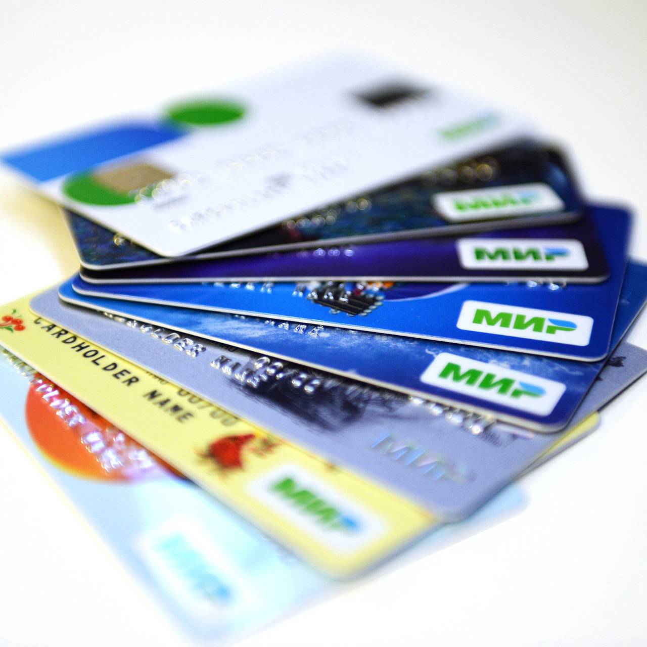 Россиян предупредили о списаниях за отсутствие операций по карте