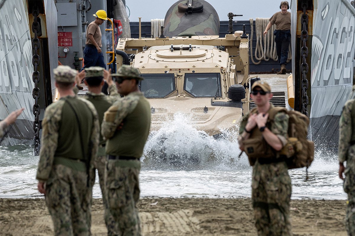 Бронированная машина Корпуса морской пехоты США выгружается на берег в Арройо, Пуэрто-Рико, 9 декабря 2025 года
