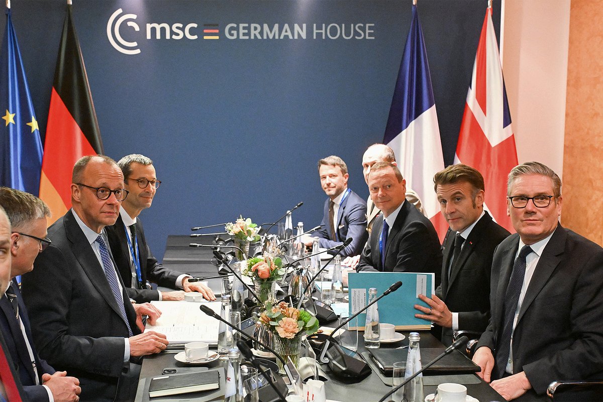 Канцлер Германии Фридрих Мерц, президент Франции Эммануэль Макрон и премьер-министр Великобритании Кир Стармер на Мюнхенской конференции по безопасности, Германия, 13 февраля 2026 года