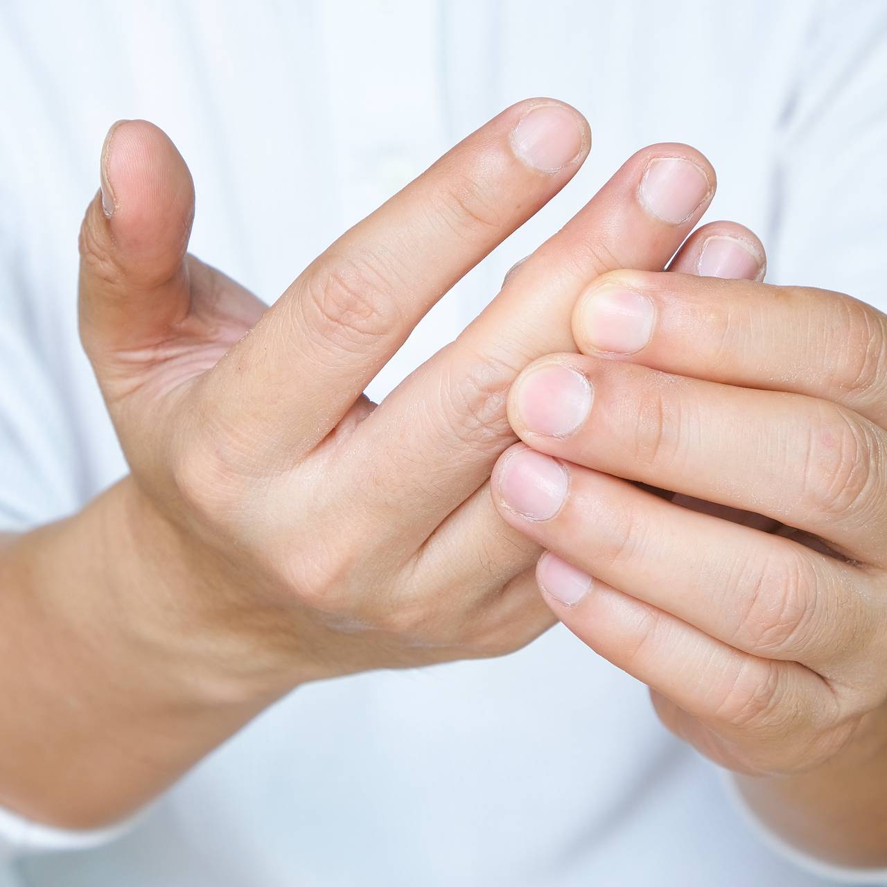 Врач оценил вред привычки хрустеть пальцами