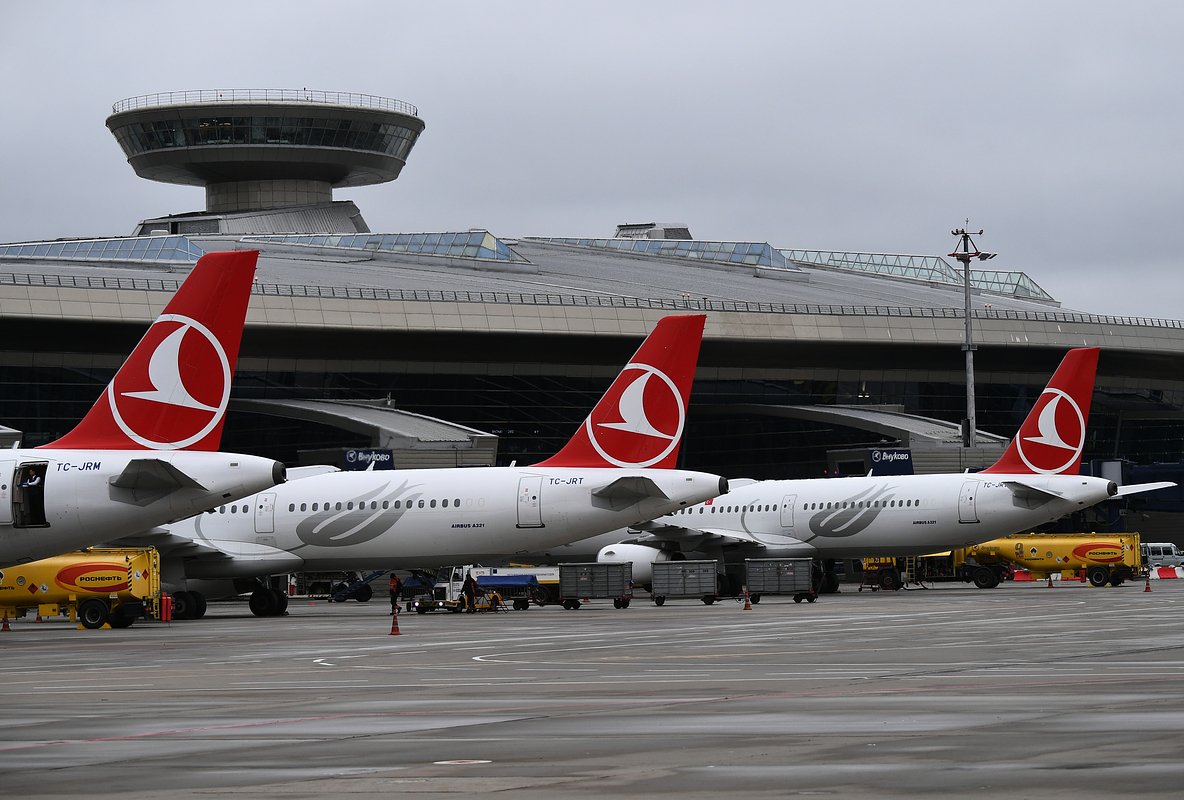 Самолеты авиакомпании Turkish Airlines в аэропорту Внуково в Москве, 28 сентября 2022 года