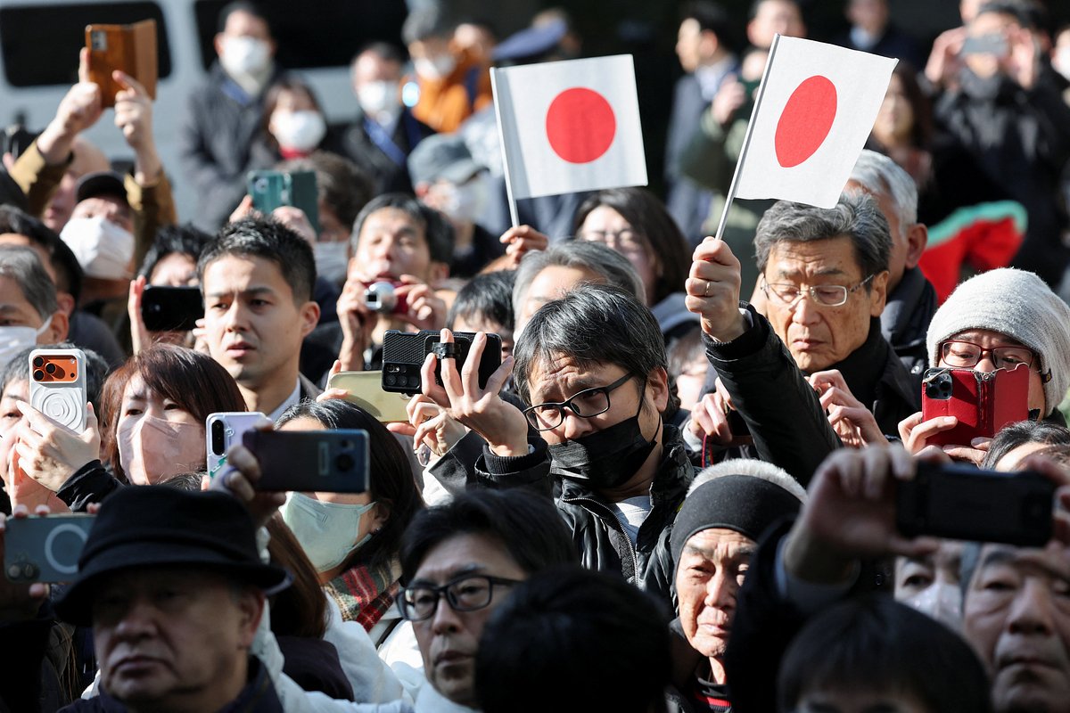 Сторонники Санаэ Такаити держат национальные флаги перед ее выступлением в Токио, Япония, 27 января 2026 года