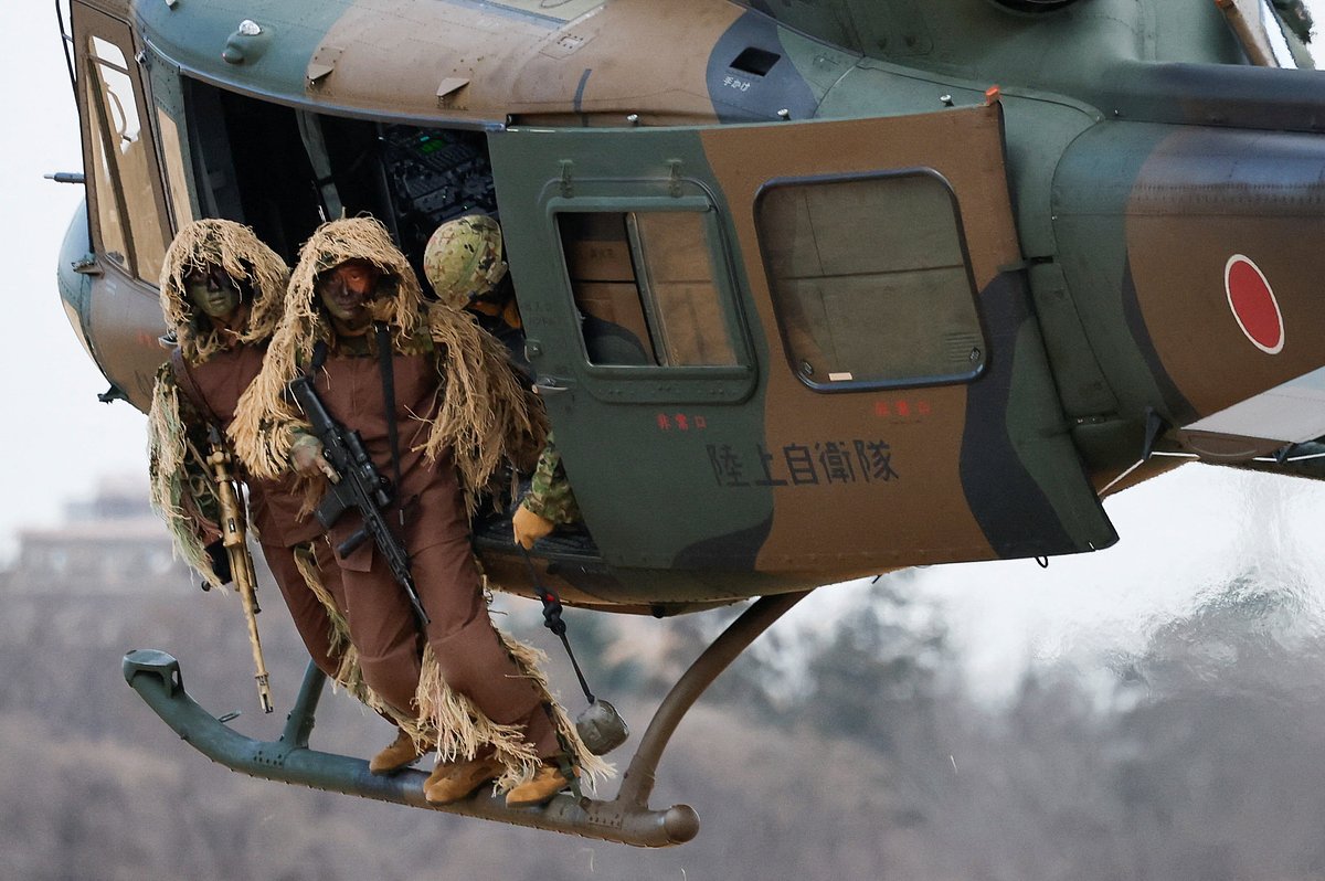 Японские солдаты на военных учениях 1-й воздушно-десантной бригады Сил самообороны Японии, полигон Нарасино, Фунабаси, Япония, 11 января 2026 года