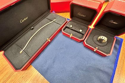 Россиянка прилетела из ОАЭ с украшениями Cartier на миллионы рублей и попалась в аэропорту