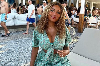 Девушке пришлось уменьшить огромную грудь из-за глазеющих на нее мужчин