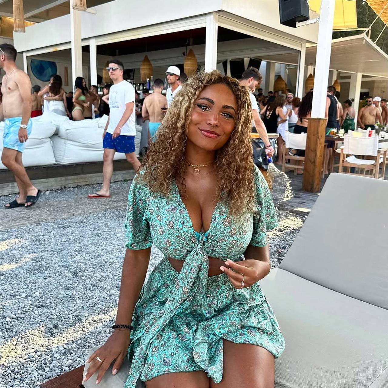 Девушке пришлось уменьшить огромную грудь из-за глазеющих на нее мужчин