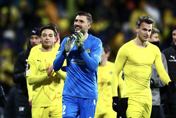 Никита Хайкин (в центре)