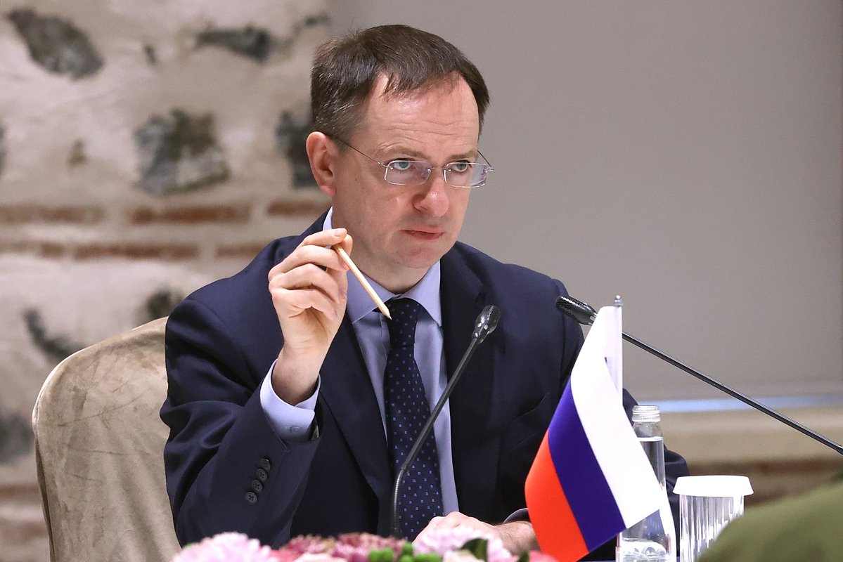 Помощник президента России Владимир Мединский во время российско-украинских переговоров во дворце Долмабахче в Стамбуле.